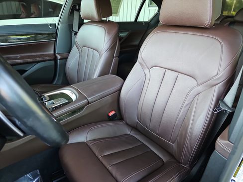 Used 2022 BMW 740i w/ M Sport Package RWD image 16