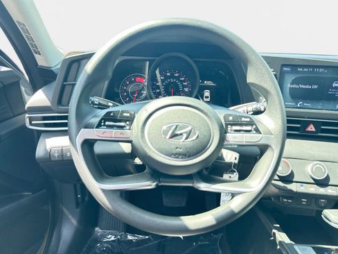 Used 2021 Hyundai Elantra SE FWD image 16