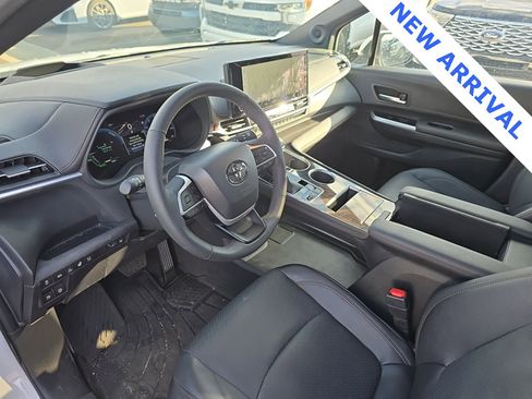 Used 2025 Toyota Sienna Platinum image 5