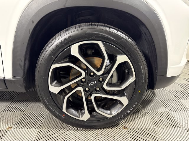 Used 2024 Chevrolet Trax RS w/ Sunroof Package FWD image 11