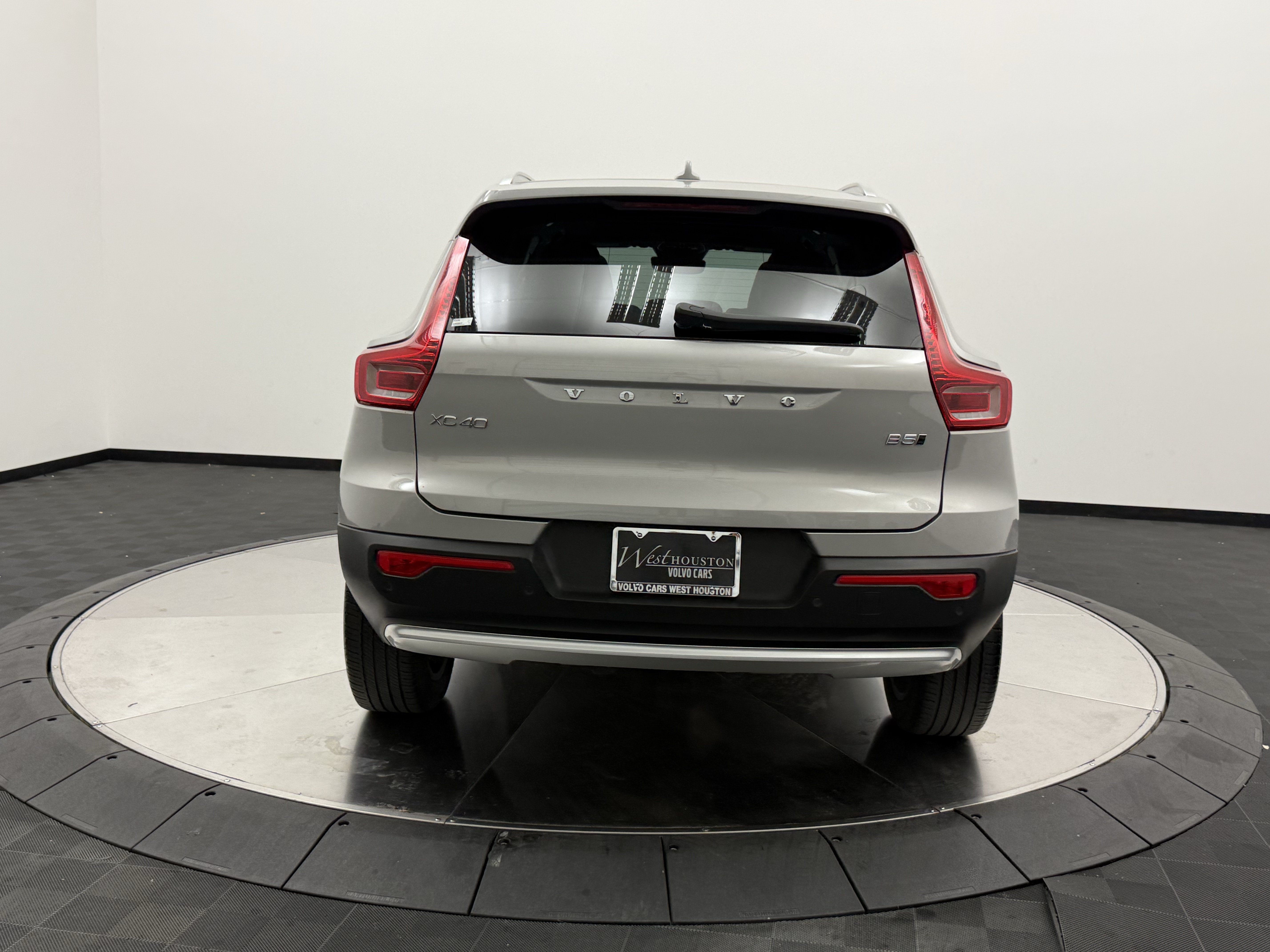 Certified 2023 Volvo XC40 B5 Plus w/ Driver Assist Package AWD/4WD image 6