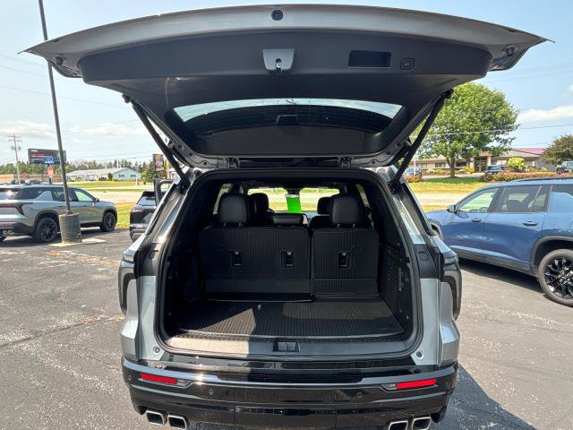 Used 2026 Chevrolet Traverse High Country w/ LPO, Floor Liner Package AWD/4WD image 15