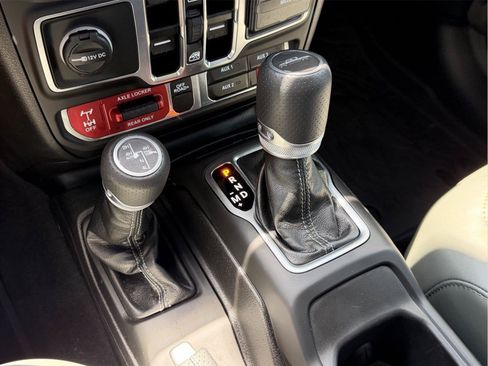 Used 2025 Jeep Gladiator Mojave AWD/4WD image 25