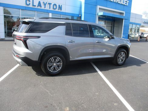 Used 2025 Chevrolet Traverse LT image 3