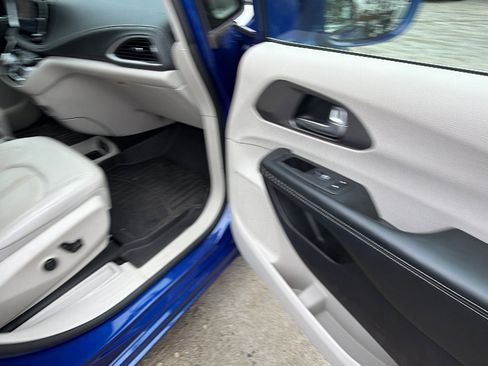 Used 2021 Chrysler Pacifica Touring-L w/ Uconnect Theater Family Group image 19