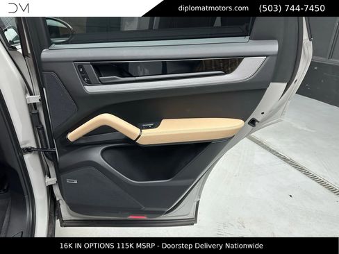 Used 2025 Porsche Cayenne E-Hybrid image 28