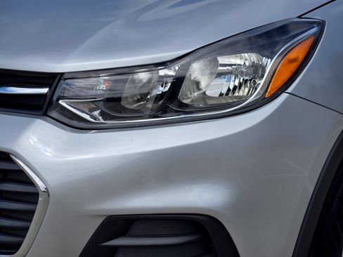 Used 2022 Chevrolet Trax LS w/ Tint and Cruise Package FWD image 9