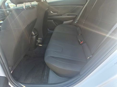 Used 2025 Hyundai Elantra SE w/ Cargo Package image 22