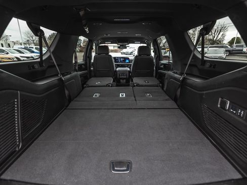 Used 2025 Chevrolet Suburban Premier image 39