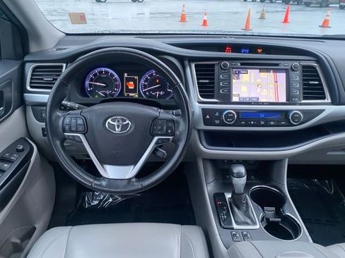 Used 2018 Toyota Highlander XLE image 12