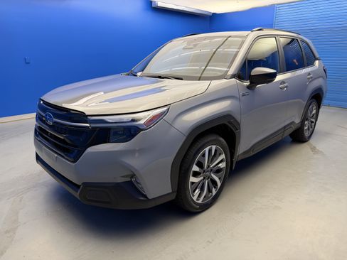 Used 2025 Subaru Forester Touring AWD/4WD image 4