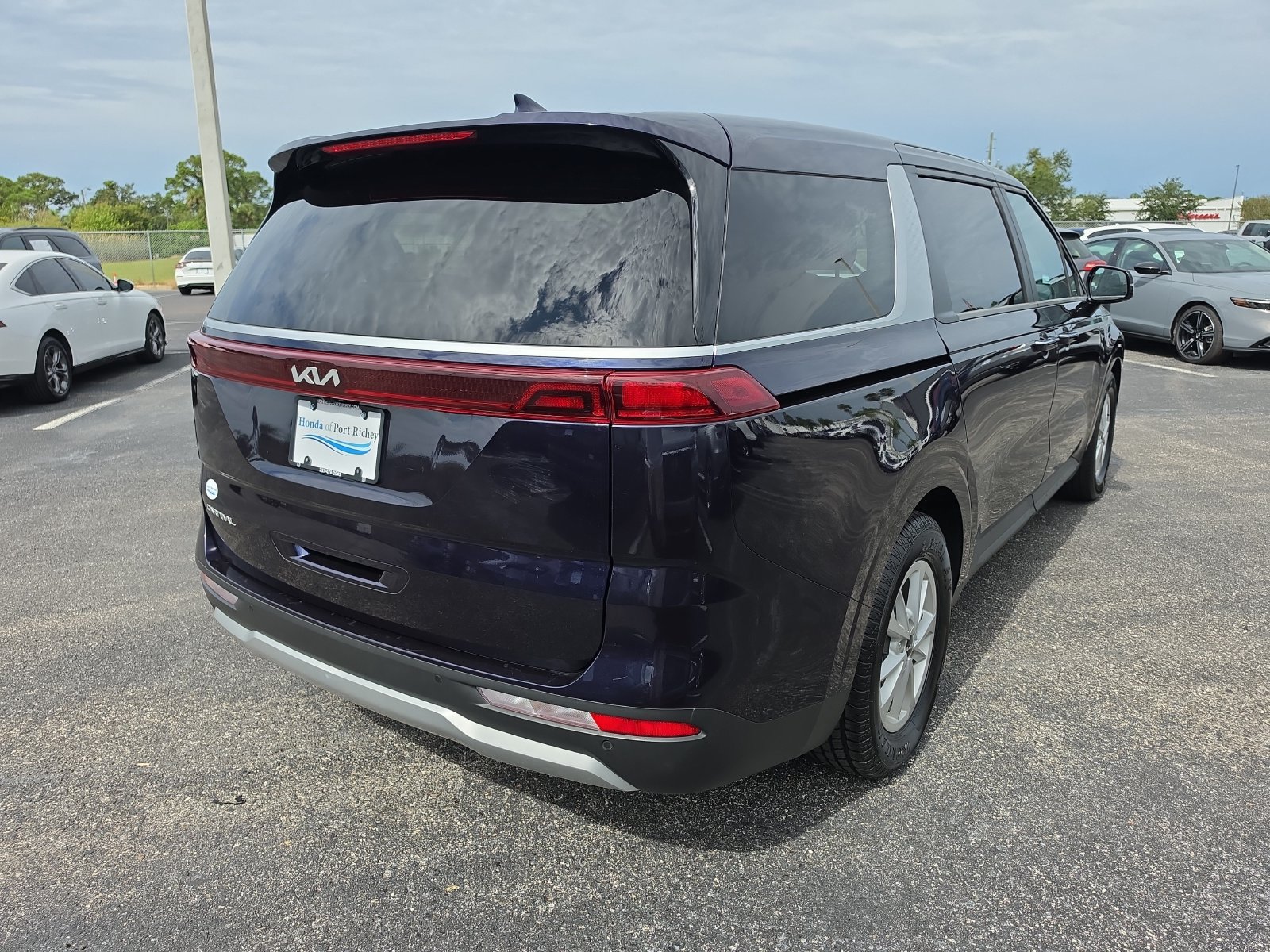 Used 2024 Kia Carnival LX FWD image 3