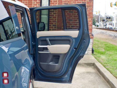 Used 2023 Land Rover Defender 110 SE image 52