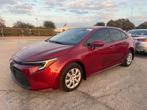 Used 2025 Toyota Corolla LE image 1