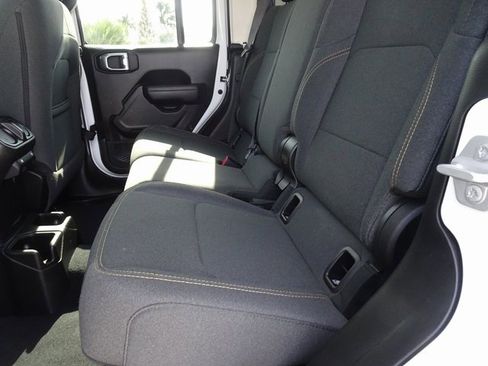 Used 2024 Jeep Gladiator Sport image 9