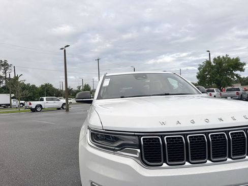 Used 2024 Jeep Wagoneer Series II w/ Flexible Seating Group RWD image 9
