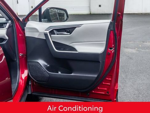 Used 2025 Toyota RAV4 XLE AWD/4WD image 17