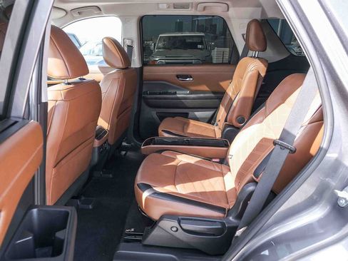 Used 2022 Nissan Pathfinder Platinum w/ Lighting Package (N92) FWD image 19