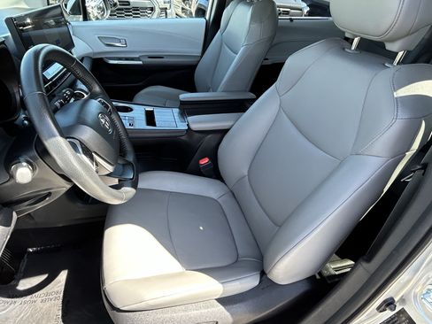 Certified 2025 Toyota Sienna XLE FWD image 16