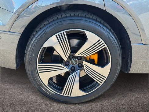 Used 2019 Audi e-tron Prestige w/ Prestige Package image 8