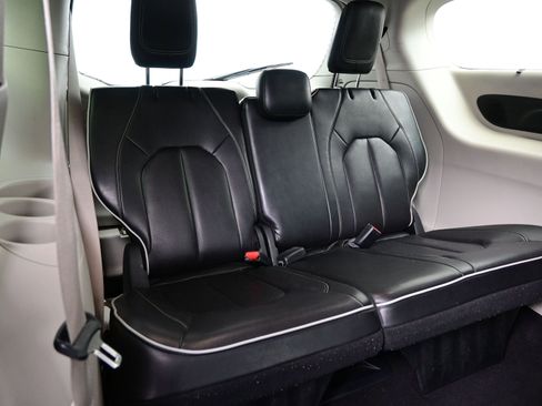 Used 2022 Chrysler Pacifica Limited FWD image 19