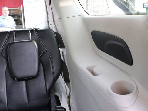 Used 2024 Chrysler Pacifica Touring-L FWD image 26