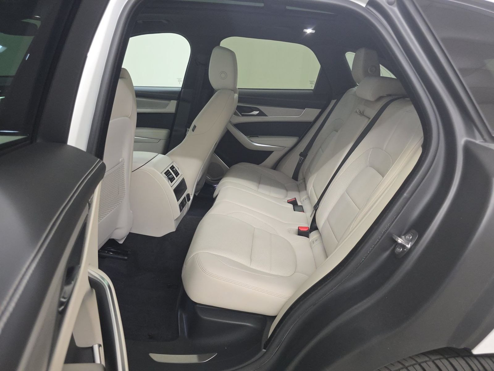Used 2024 Jaguar F-PACE R-Dynamic S AWD/4WD image 9