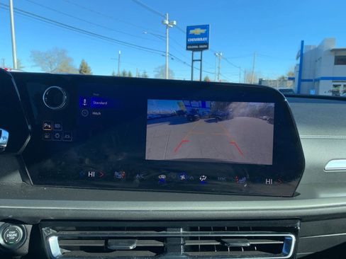 Used 2025 Chevrolet Traverse LT image 29