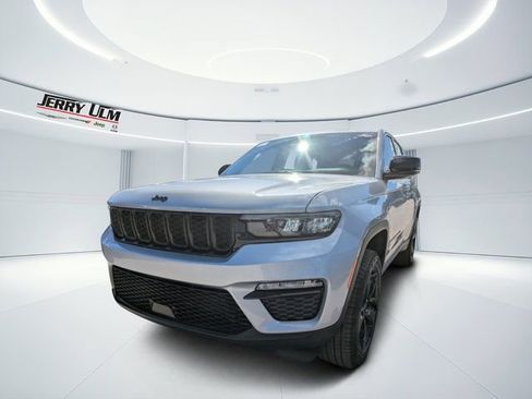 New 2025 Jeep Grand Cherokee Limited w/ Black Appearance Package image 6