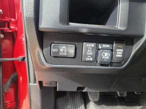Used 2017 Toyota Tacoma TRD Sport w/ Premium & Technology Package AWD/4WD image 13