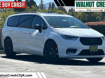New 2025 Chrysler Pacifica Limited