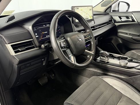 Used 2025 Mitsubishi Outlander SE image 22