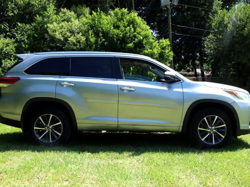 Used 2017 Toyota Highlander XLE image 4