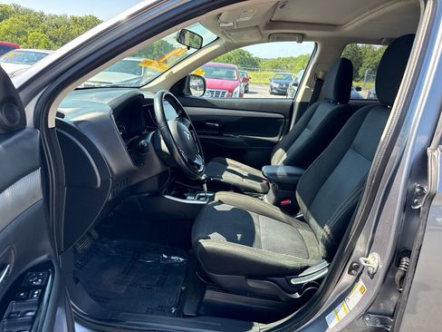 Used 2017 Mitsubishi Outlander SE FWD image 9