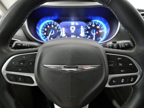 Used 2023 Chrysler Pacifica Touring-L FWD image 16