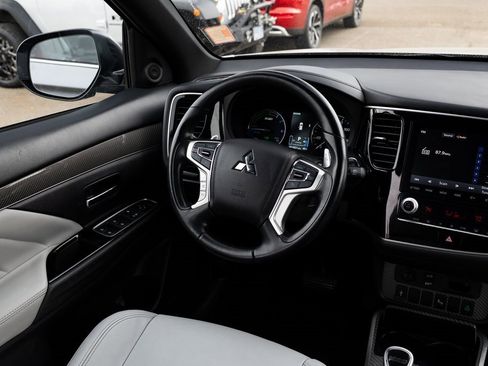 Used 2022 Mitsubishi Outlander LE image 9