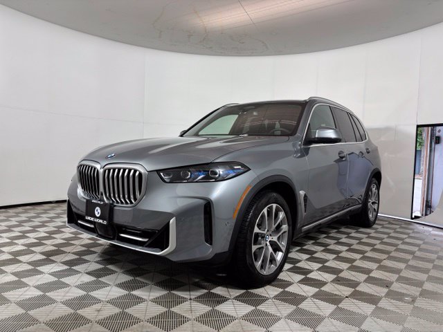 Used 2024 BMW X5 xDrive40i w/ Premium Package AWD/4WD image 3