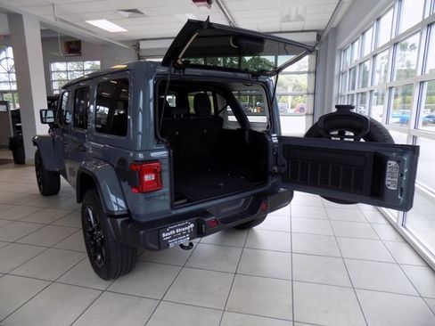 Certified 2025 Jeep Wrangler Unlimited Sahara w/ Safety Group AWD/4WD image 6