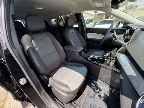 Used 2025 Chevrolet Trax LT FWD image 36