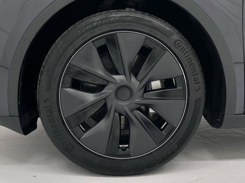 Used 2025 Tesla Model Y Long Range image 9