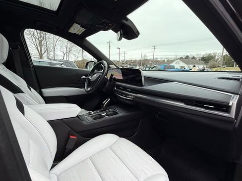 Used 2024 Cadillac XT4 Sport image 17