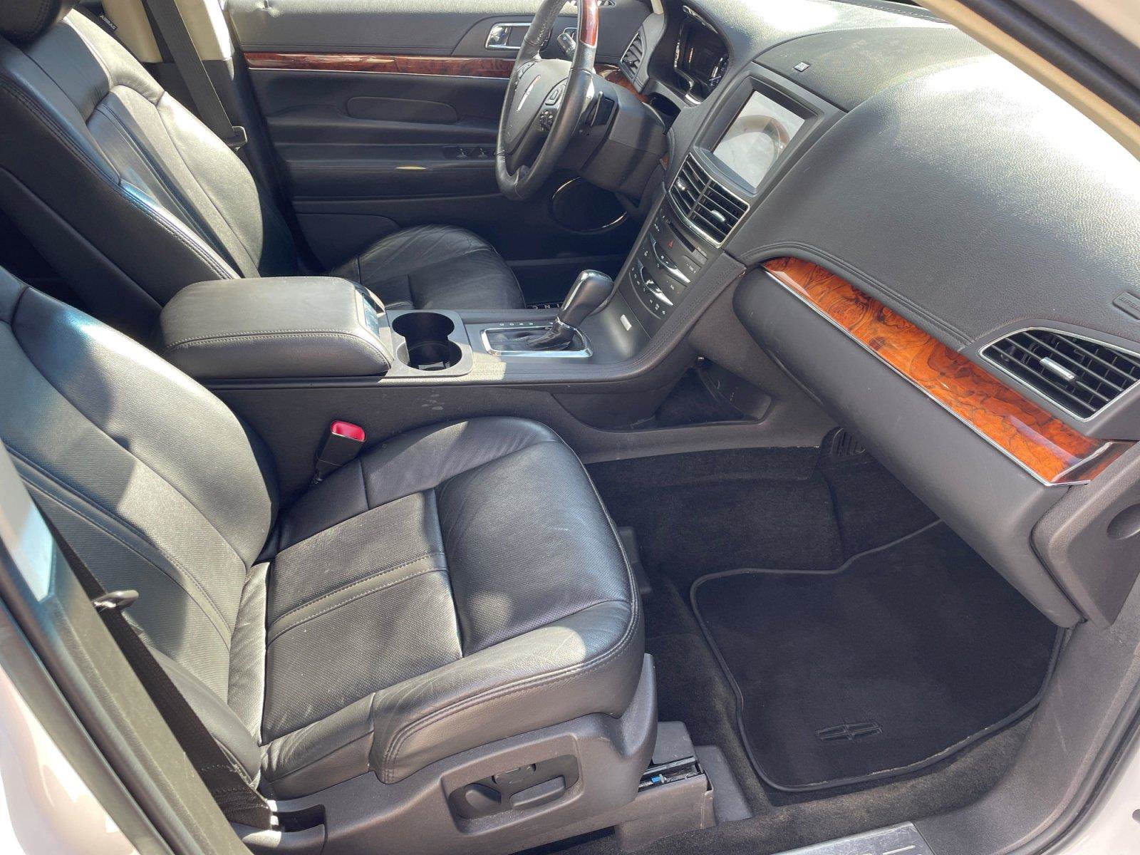 Used 2018 Lincoln MKT AWD image 15