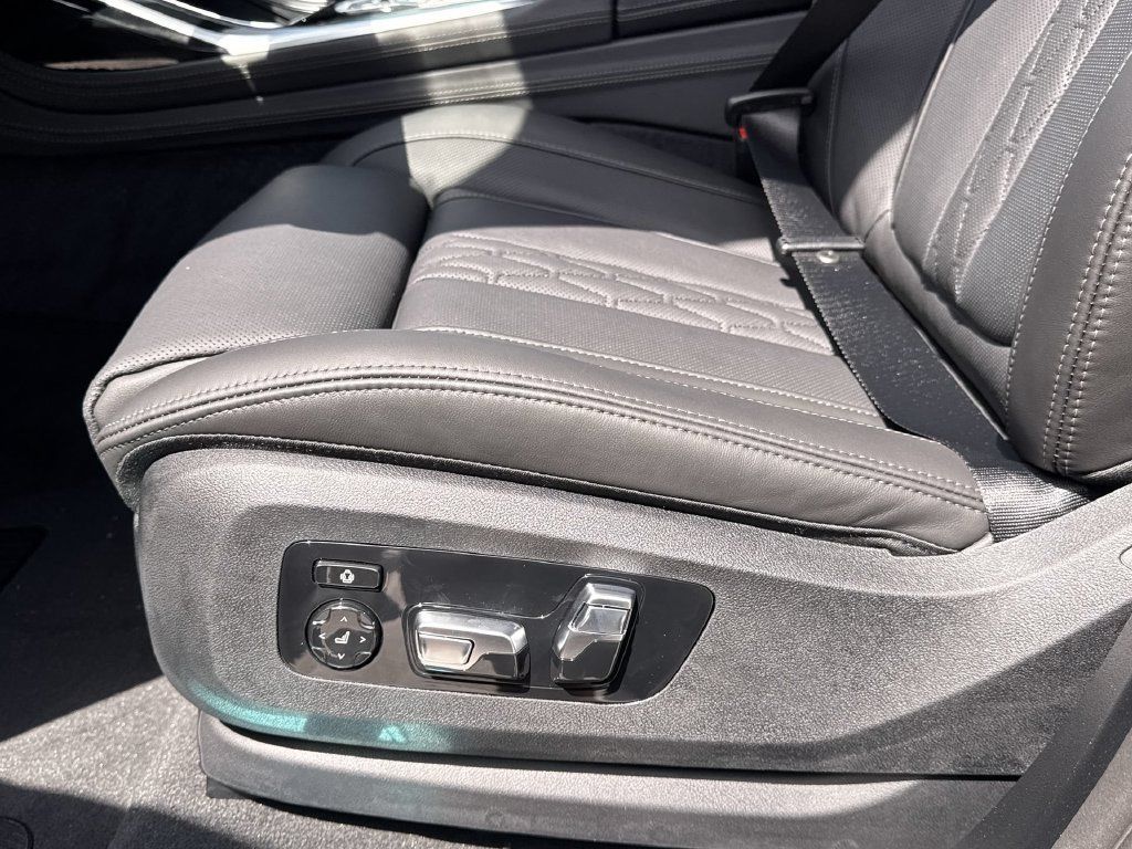 Used 2027 BMW X7 M60i AWD/4WD image 14