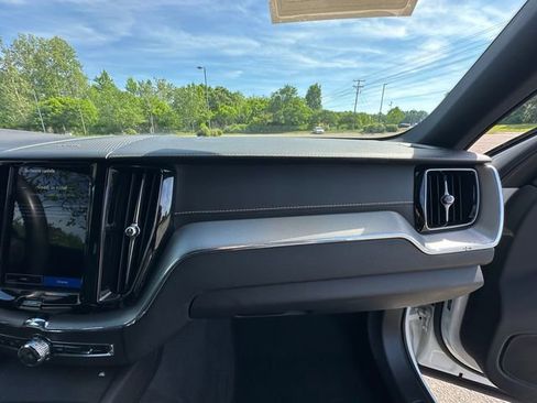 Used 2022 Volvo XC60 B6 R-Design AWD/4WD image 16