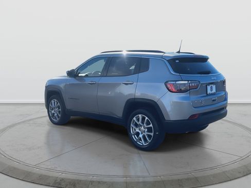 Used 2023 Jeep Compass Latitude AWD/4WD image 6
