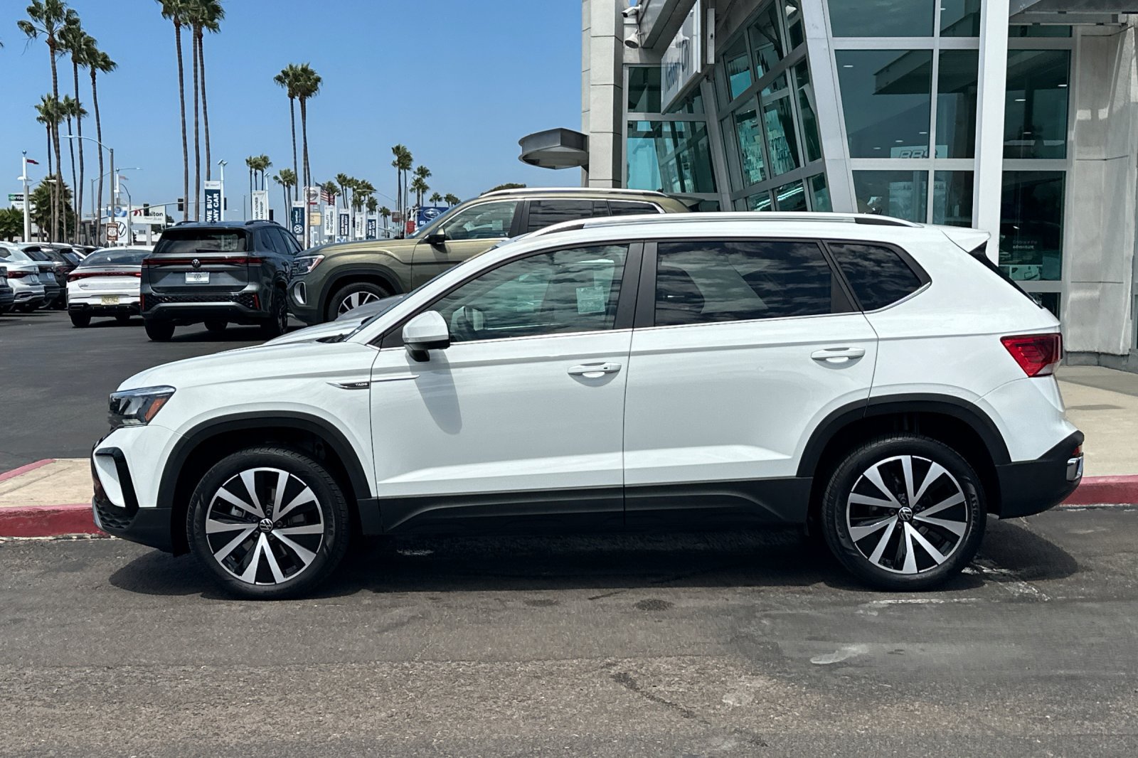 Used 2023 Volkswagen Taos SE w/ Panoramic Sunroof Package FWD image 7