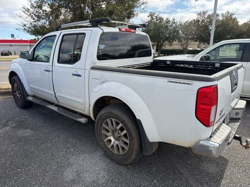 Used 2011 Nissan Frontier SL w/ Moonroof Pkg image 3