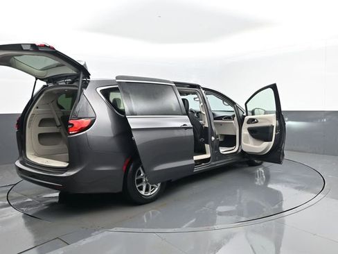 Used 2023 Chrysler Pacifica Touring-L image 32