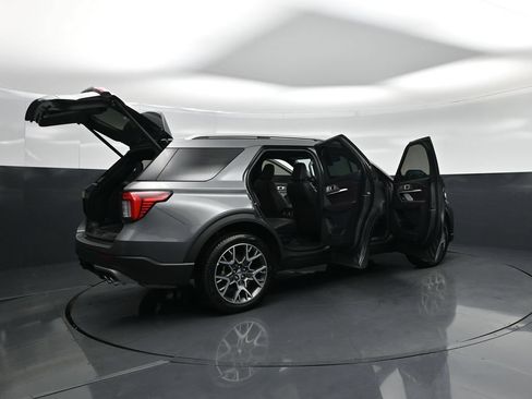 Certified 2025 Ford Explorer Platinum w/ Ultimate Package AWD/4WD image 6
