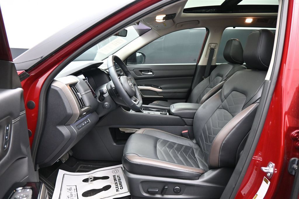 Used 2024 Nissan Pathfinder Platinum AWD/4WD image 9